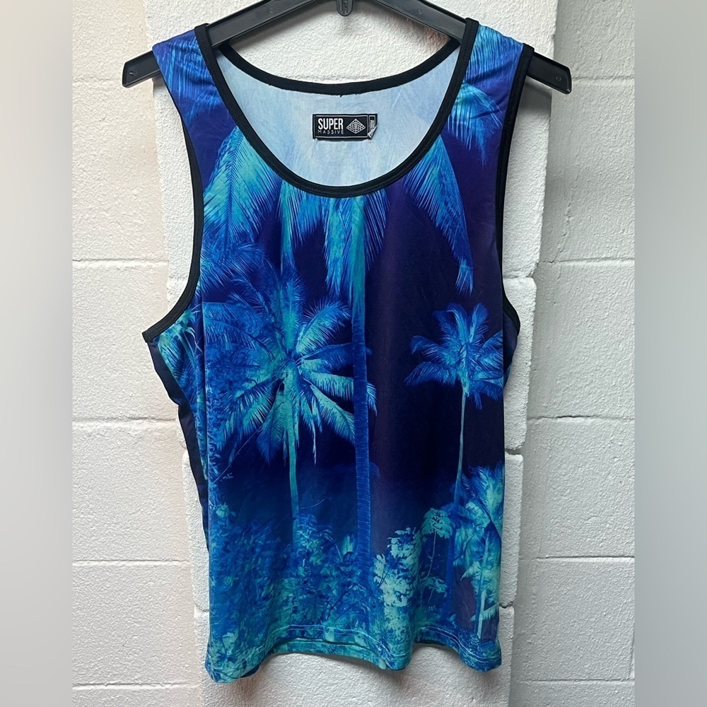 Super Massive Tank Top - M 
Blue and green palm trees
